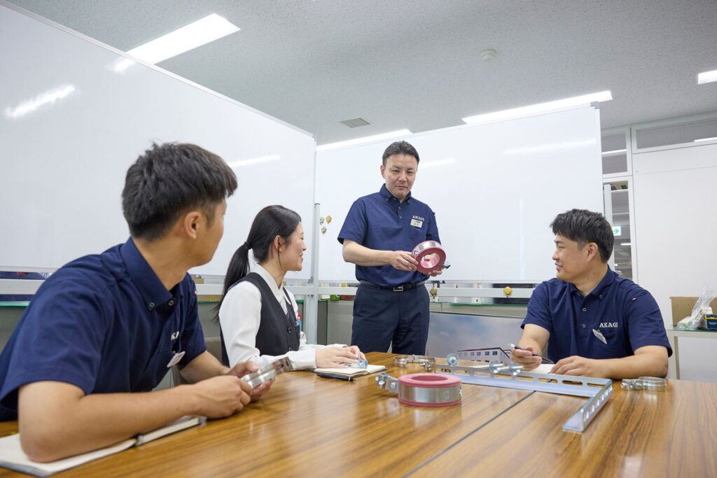 製品を囲んで打ち合わせをする社員